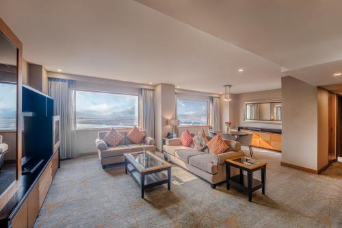 迪拜迪拜广场凯悦公寓式酒店的客厅配有2张沙发和1台平面电视