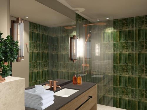 亨宁斯韦尔Henningsvær Bryggehotell - by Classic Norway Hotels的浴室设有水槽和绿色瓷砖淋浴。