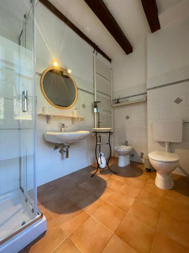 FaedisAlloggio Sole的一间带水槽、卫生间和镜子的浴室