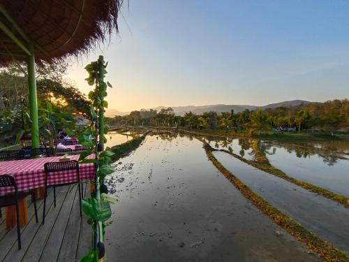 琅勃拉邦Glamping Laos的享有河景,配有桌椅
