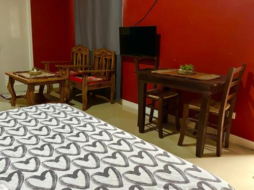 KabankalanRozay Travellers Inn的一间带桌椅的客厅和一间用餐室