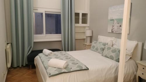 奥尔良Appartement avec belle vue sur la place du Martroi的一间卧室配有一张床,上面有两条毛巾