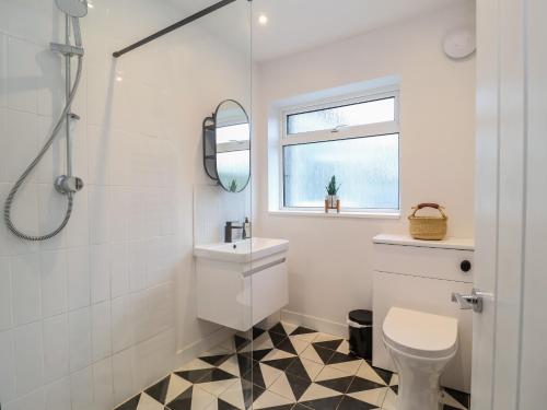 洛斯托夫特Herring House的白色的浴室设有水槽和卫生间。