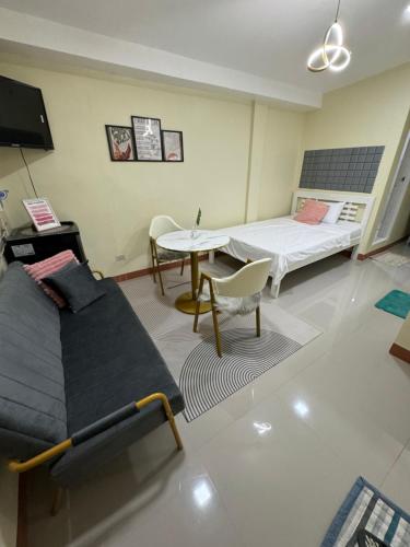 独鲁万Studio Guest Suite Near The New EVRMC Hospital & San Juanico Bridge Tacloban City, Leyte, Philippines的客厅配有沙发和桌子