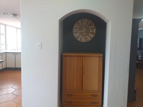 马盖特Rondevoux 27的木柜旁墙上的钟