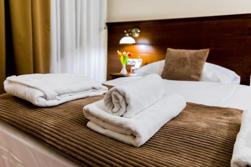 科希策班库夫科希策酒店的酒店客房的床上配有2条毛巾