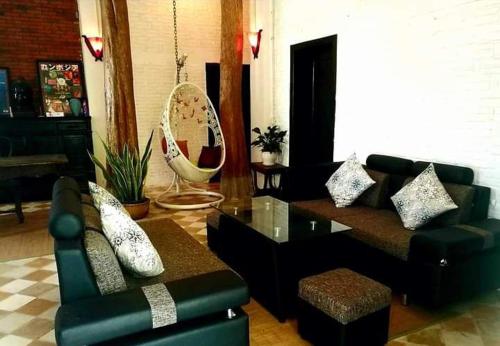 Phumĭ Poŭthĭ Mâ SreiBrightness Villa , Private Home Stay的客厅配有沙发和桌子