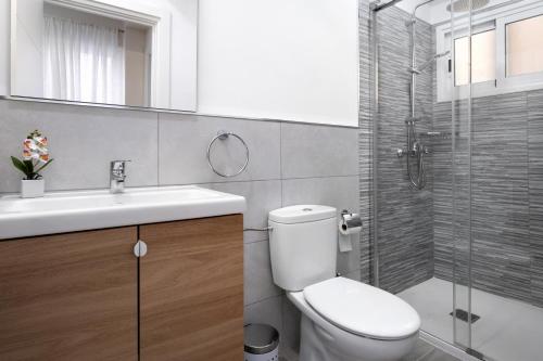 圣克鲁斯-德拉帕尔马Apartamento en Casa telmo的浴室配有卫生间、盥洗盆和淋浴。