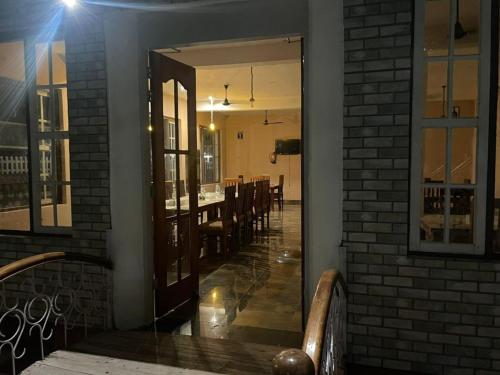 BelparāoThe Farmerian Resort的一间设有镜子和砖墙的用餐室