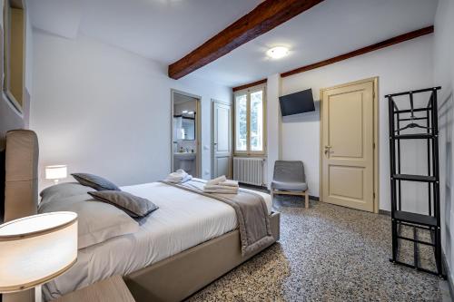佛罗伦萨YID Agnolo three bedroom apartment in Florence的一间白色卧室,配有床和电视