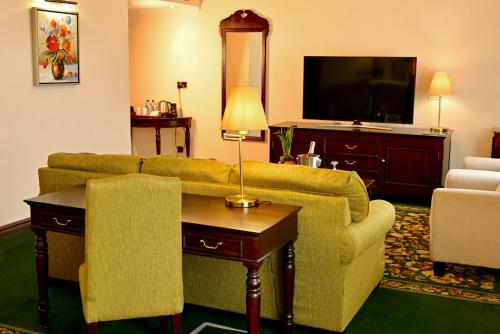 纳库鲁Midland Hotel Nakuru的带沙发和电视的客厅