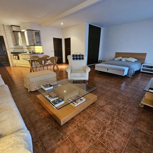 阿雷纳斯德圣佩德罗Apartamento Parque Gredos的一个带床和桌子的大客厅
