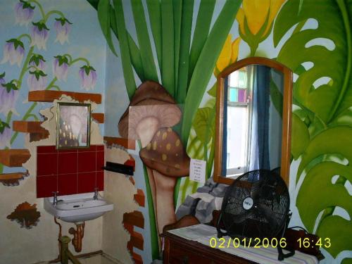 开普敦Kimberly Backpacker Hotel的浴室内有蘑菇和水槽画