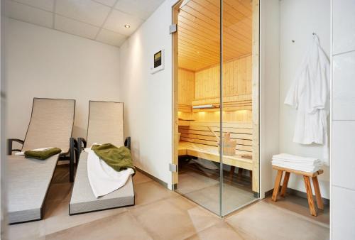 宁布雷希特德里奇维勒霍夫酒店的更衣室配有两把椅子和镜子