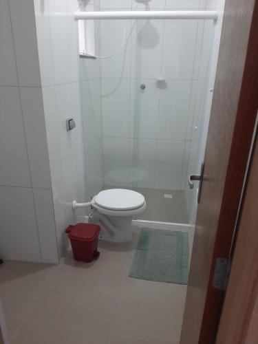 马蒂尼奥斯Pousada Belaisa的白色的浴室设有卫生间和淋浴。