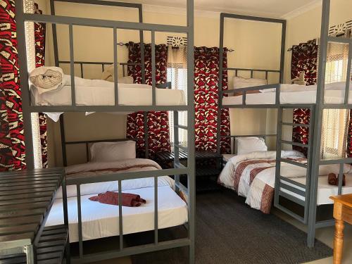莫希Kilimanjaro Trekcity Hostel的一间房间,设有三张双层床