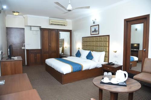 浦那BelAir Suites Pune的酒店客房设有床和客厅。