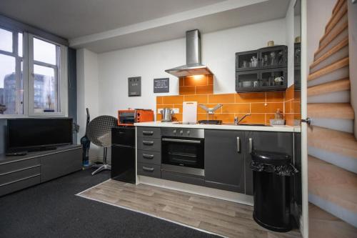 伯明翰Favorite Studio Flat by Couple n Single Travellers的厨房配有炉灶和水槽