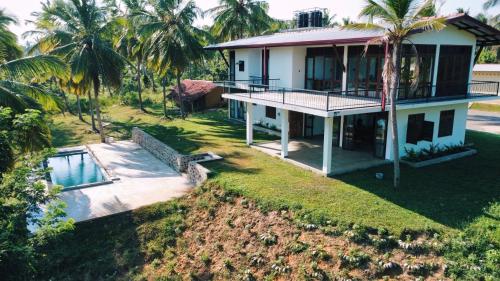 达瓦拉维Tsuru Villa的享有带游泳池的房屋的空中景致