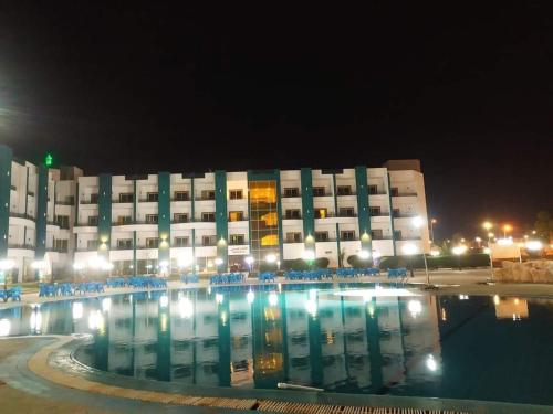 沙姆沙伊赫Sharm el shiekh sports city的一座大型建筑,在晚上前设有一个游泳池