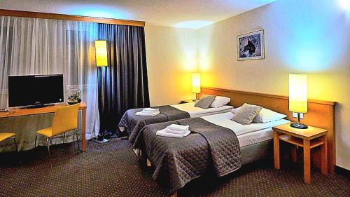 拉辛4元素法兰特奥罗德克会议与培训中心酒店的酒店客房设有两张床和电视。