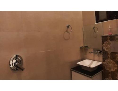 PānīpatHotel Park Blu, panipat的浴室设有白色水槽和镜子