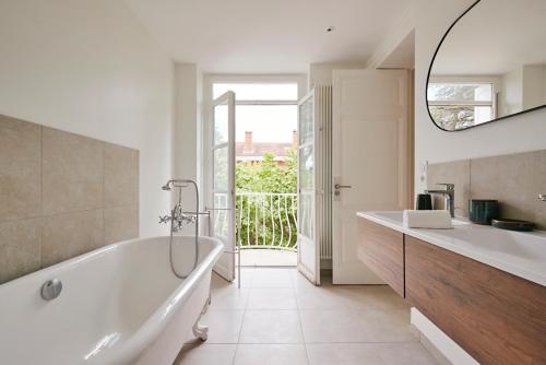 昂德雷济厄布泰翁Maison Martouret - Colodge的白色的浴室设有浴缸和水槽。