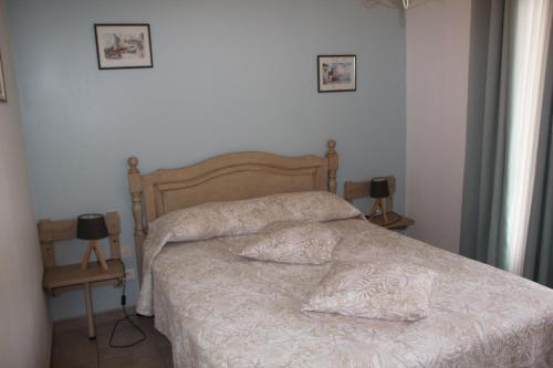 MonlezunMonlezun的卧室内的一张床位,配有两个枕头