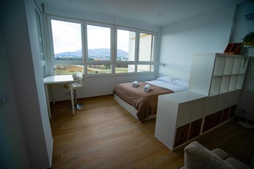 马拉加Sunstay - Seaview Guadalmar的一间小卧室,配有床和窗户
