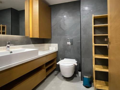 安塔利亚Veranda Suites的一间带水槽和卫生间的浴室