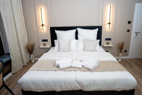 奥伯豪森Julys Apartment Nr 3的一张白色的大床,配有白色枕头