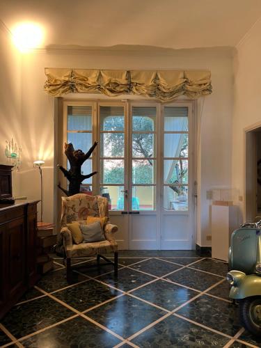 维亚雷焦artemare的客厅配有椅子和窗户