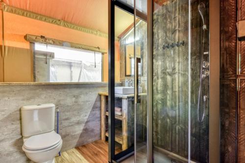 米洛Camping Saint-Lambert - Maeva的一间带卫生间和玻璃淋浴间的浴室