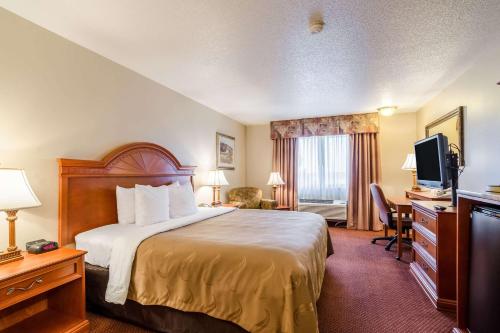 莱恩斯Quality Inn Alliance的酒店客房,配有床和电视