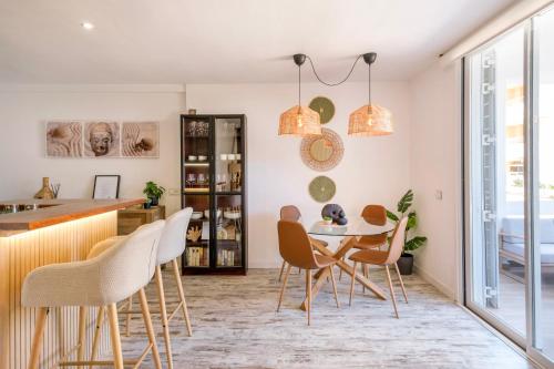 科洛尼亚圣霍尔迪Alma Libre Beach Apartment的厨房以及带桌椅的用餐室。