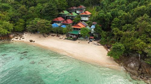 停泊岛Perhentian Chomel Chalet的海滩上的度假村的空中景观
