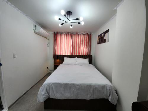 首尔LaonHajae的一间卧室配有一张床和吊扇