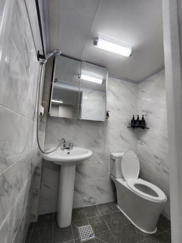 首尔LaonHajae的一间带水槽、卫生间和镜子的浴室