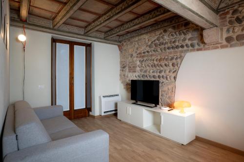 维罗纳Verona Design的带沙发和电视的客厅