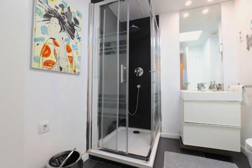 马德里Apartamento Superior Centro Madrid的一个带水槽的玻璃淋浴间