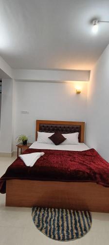 TemiShanti homestay的一间卧室配有一张带红色毯子的大床