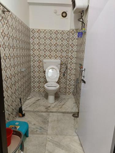 TemiShanti homestay的一间带卫生间和水槽的浴室