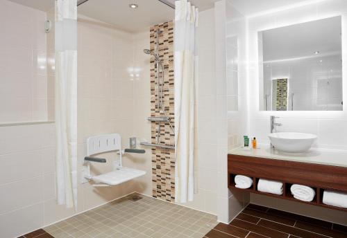 桑德兰桑德兰希尔顿花园酒店的白色的浴室设有水槽和卫生间。