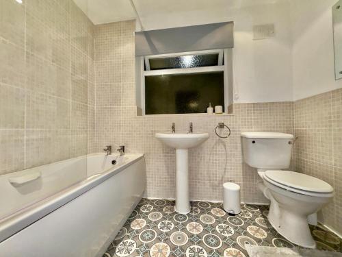 伍斯特Rooms Near Me - Worcester, Sky Tv, Free Double Parking的浴室配有卫生间、盥洗盆和浴缸。