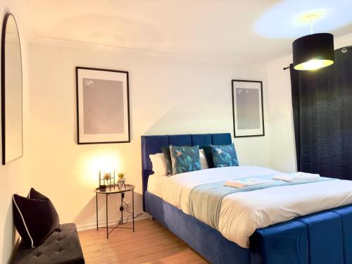 伍斯特Rooms Near Me - Worcester, Sky Tv, Free Double Parking的一间卧室配有蓝色的床和椅子
