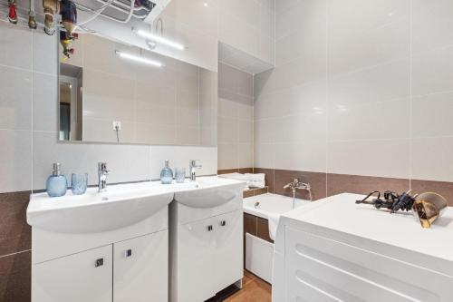 布拉迪斯拉发City Center Suite - Modern & Stylish的浴室设有2个水槽和镜子