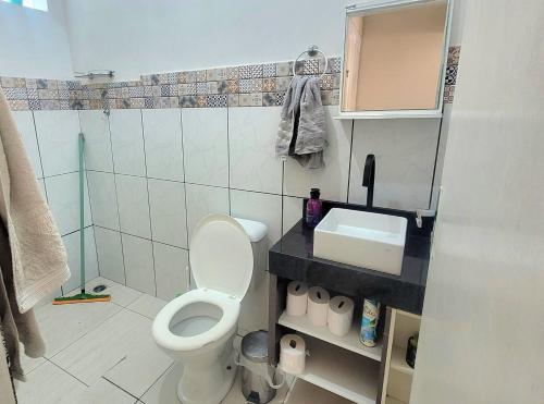 苏马雷Shekinah的一间带卫生间和水槽的小浴室