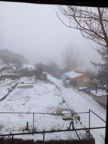 佩尼亚什达绍迪Casa Serrana的城镇积雪覆盖的田野