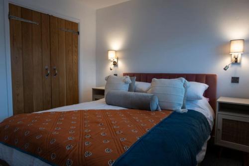 GreatstoneAmber Lights Coastal Getaway, Greatstone的一间卧室配有一张带蓝色枕头的大床