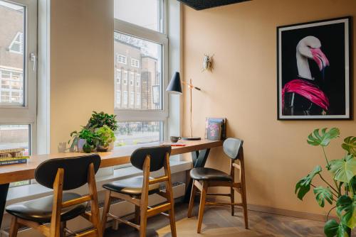 阿姆斯特丹The ED Amsterdam的客房设有桌椅